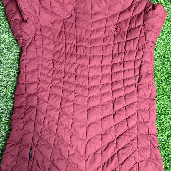 The North Face Women's Puffer Jacket - Maroon Thermoball size Women’s Medium - Picture 3 of 15